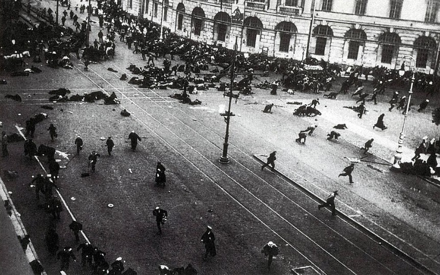 Расстрел юнкерами и казаками мирной рабочей демонстрации на Невском проспекте, Петроград 4 июля 1917